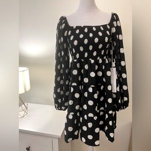 Brand new (with tag) polka dot dress. Can be off the shoulder. Size S (fits 4-6)